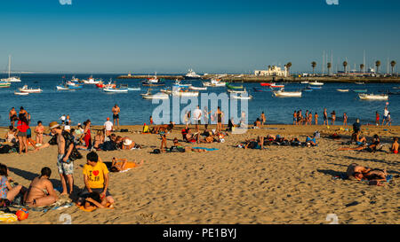 Cascais, Portogallo - Agosto 11th, 2018: affollata spiaggia sabbiosa in Cascais vicino a Lisbona, Portogallo durante l'estate. Questa spiaggia è noto come Praia da Ribeira Foto Stock