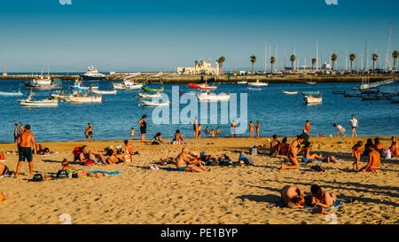 Cascais, Portogallo - Agosto 11th, 2018: affollata spiaggia sabbiosa in Cascais vicino a Lisbona, Portogallo durante l'estate. Questa spiaggia è noto come Praia da Ribeira Foto Stock