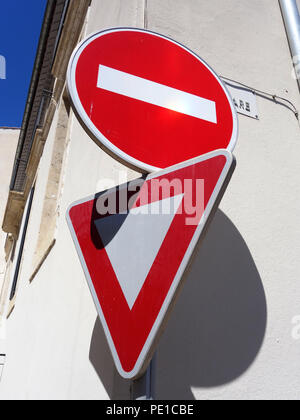 Nessun segno di entrata e dare modo segno di confondere i driver in Cessenon-sur-Orb, Francia Foto Stock