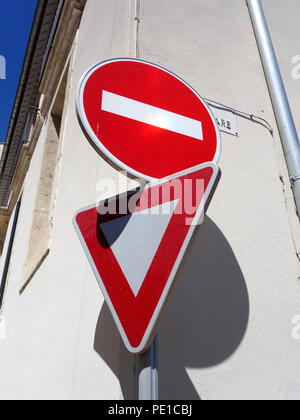 Nessun segno di entrata e dare modo segno di confondere i driver in Cessenon-sur-Orb, Francia Foto Stock