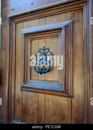 Fabbro fatta porta in ferro respingente sulla vecchia casa francese porta grande in Cessenon-sur-Orb, Francia Foto Stock