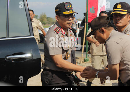 Madiun, Indonesia. 10 Ago, 2018. East Java Regionale Polizia Chief [Kapolda], Ispettore Generale della Polizia Drs. Arifin Machfud, SH [sinistra] scuote le mani con un numero di personale di polizia nel corso di una visita di lavoro in attività di posa della prima pietra della Sanika Bhayangkara Indah verde alloggiamento nel quartiere Madiun Credito: Ajun alleato/Pacific Press/Alamy Live News Foto Stock