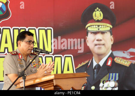 Madiun, Indonesia. 10 Ago, 2018. East Java Regionale Polizia Chief [Kapolda], Ispettore Generale della Polizia Drs. Arifin Machfud, SH [sinistra] ha tenuto un discorso durante una visita di lavoro per le attività di posa della prima pietra di Sanika Bhayangkara Indah verde alloggiamento in Madiun Regency Credito: Ajun alleato/Pacific Press/Alamy Live News Foto Stock