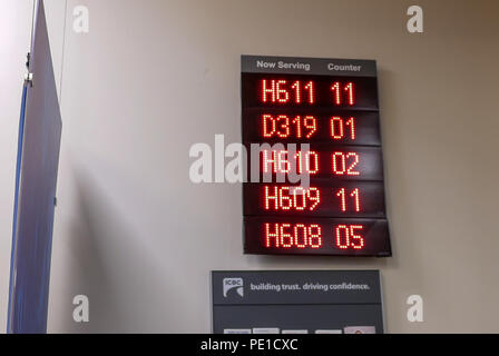 Burnaby, BC, Canada - 08 Maggio, 2018 : Close up di servire un numero scheda sul muro accanto al sito di ricezione all'interno ICBC Foto Stock