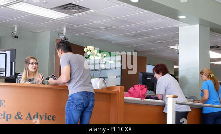 Coquitlam, BC, Canada - 14 Maggio 2018 : il movimento di persone che parlano al teler al contatore di servizio all'interno di TD Bank Foto Stock