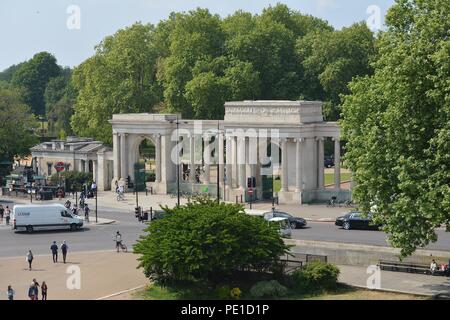 La vista intorno a Wellington Arch, Hyde Park Corner, Apsley House, City of Westminster, Londra, Regno Unito Foto Stock