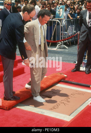 HOLLYWOOD, CA - 15 giugno: attore Michael Keaton assiste 'Michael Keaton mano e cerimonia di footprint" il 15 giugno 1992 presso il Mann Chinese Theatre di Hollywood, in California. Foto di Barry re/Alamy Stock Photo Foto Stock