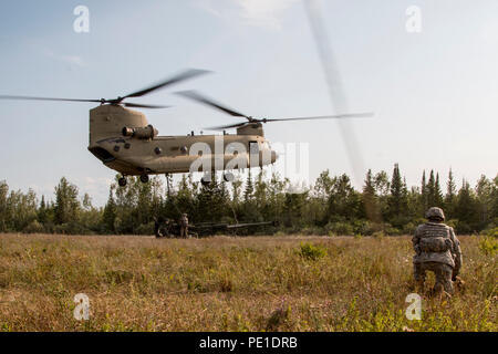 Soldati con la batteria B, 1° Battaglione, 103 campo reggimento di artiglieria, Rhode Island Esercito Nazionale Guardia, condurre una imbracatura operazione di carico per un M777 Obice a Camp temolo, Mich su 10 Agosto, 2018. La 103 FA partecipa nel nord sciopero, una multinazionale comune bracci combinata live esercitazione antincendio che coinvolgono circa 5.000 membri del servizio da 11 membri e sei paesi della coalizione. (U.S. Esercito nazionale Guard foto di Sgt. Bruno Schmit) Foto Stock