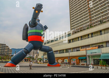 Kobe, Giappone - il Giappone è famoso per i suoi cartoni animati, specialmente il robot. Qui un 18 metro di altezza statua dedicata agli anni Sessanta del Novecento cartoon Tetsujin-28-go Foto Stock