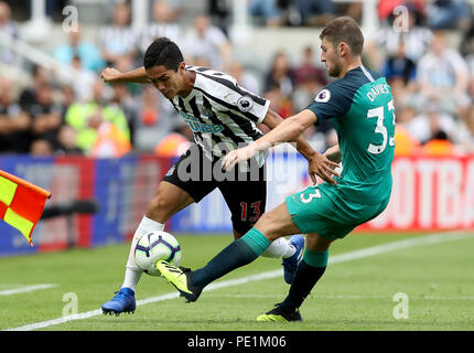 Tottenham Hotspur del Ben Davies (a destra) e il Newcastle United's Yoshinori Muto (sinistra) battaglia per la palla durante il match di Premier League a St James Park, Newcastle. Foto Stock