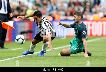 Tottenham Hotspur del Ben Davies (a destra) e il Newcastle United's Yoshinori Muto (sinistra) battaglia per la palla durante il match di Premier League a St James Park, Newcastle. Foto Stock