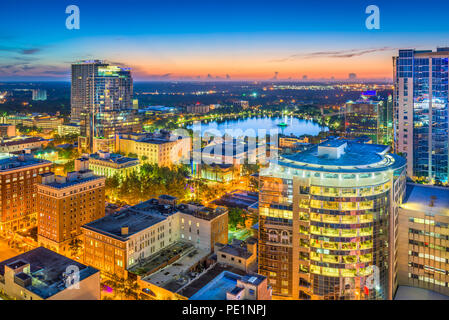 Orlando, Florida, Stati Uniti d'America aerial cityscape verso Lake Eola al crepuscolo. Foto Stock