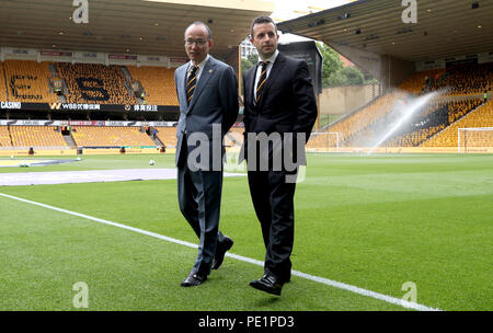 Wolverhampton Wanderers Managing Director Laurie Dalrymple (destra) ispeziona il passo con il proprietario del club e la Presidente Internazionale della Fosun il sig. Guo Guangchang prima della Premier League a Molineux, Wolverhampton. Foto Stock