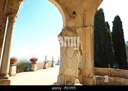 RAVELLO, Italia - luglio 2, 2018: bella statua di Villa Cimbrone, Ravello, Amalfi, Campania, Italia Foto Stock