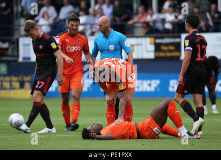 Il centro di Luton's Pelly-Ruddock Mpanzu fissa sul pavimento ferito durante il Cielo lega Bet One corrispondono a Kenilworth Road, Luton. Foto Stock