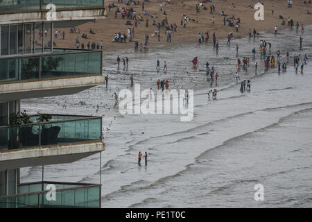 Folla a Chowpatty Beach, Mumbai, India Foto Stock