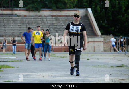 Disabilitato runner con gamba artificiale camminando sul Stadium. Prove tra soldati ucraini a 43 US Marine Corps marathon. Luglio 20,2018. Kiev,Ucraina Foto Stock