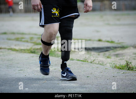 Disabilitato runner con gamba artificiale camminando sul Stadium. Prove tra soldati ucraini a 43 US Marine Corps marathon. Luglio 20,2018. Kiev,Ucraina Foto Stock
