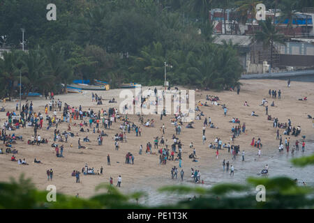 Folla a Chowpatty Beach, Mumbai, India Foto Stock