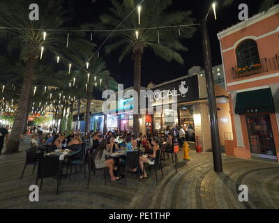 La Giralda Plaza e i suoi ristoranti e bar in Coral Gables, Florida, durante la notte, godendo della visitazione pesanti durante l'Ombrello Sky progetto. Foto Stock