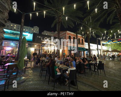 La Giralda Plaza e i suoi ristoranti e bar in Coral Gables, Florida, durante la notte, godendo della visitazione pesanti durante l'Ombrello Sky progetto. Foto Stock