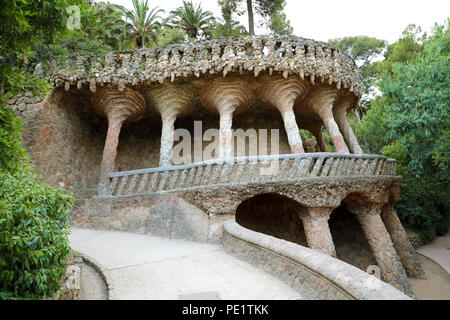 Passerella di pietra struttura nel Parco Guell, Barcellona, Spagna Foto Stock