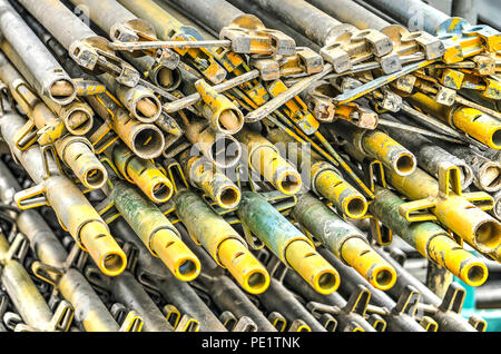 Pila di ponteggio tubazioni su un sito di costruzione Foto Stock