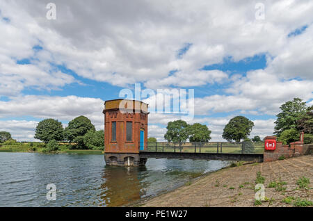 Costruita in mattoni Edwardian acqua o torre di valvola sulla riva del serbatoio Sywell, ora parte di Sywell Country Park; Northamptonshire, Regno Unito Foto Stock