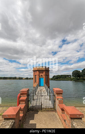 Costruita in mattoni Edwardian acqua o torre di valvola sulla riva del serbatoio Sywell, ora parte di Sywell Country Park; Northamptonshire, Regno Unito Foto Stock