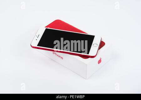 BURGAS IN BULGARIA - Agosto 11, 2018: Apple iPhone 7 Plus Red Special Edition su sfondo bianco, lato anteriore. Foto Stock