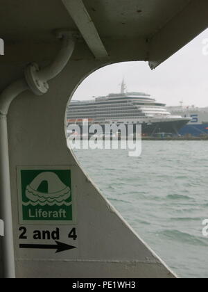 Una vista della Cunard nave da crociera Queen Victoria, preso dalla SS Shieldhall in Southampton acque; incorniciata da una mezza silhouette cardiaca Foto Stock