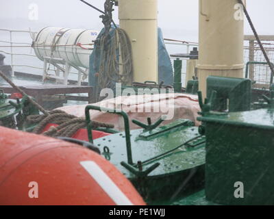 In prossimità dei ponti della SS Shieldhall su un pranzo crociera in acque di Southampton; è molto umido e grigio, il mare e il cielo sono indistinguibili Foto Stock