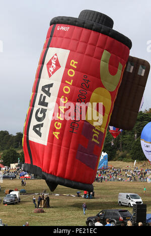 Ashton Court, Bristol, Regno Unito. 11 Agosto, 2018. Questa mattina ha visto 108 palloncini decollare da Ashton Court in un lancio di massa come parte del quarantesimo annuale di Bristol International Balloon Fiesta. Tenuto per quattro giorni la fiesta normalmente vedere messa lancia su la mattina e la sera della finale di tre giorni, tuttavia a causa delle condizioni meteo e venti forti e questo è stato il primo lancio di massa del 2018 Fiesta. Con l'evento 2018 celebra 40 anni di International Fiesta un numero maggiore di forma speciale di palloncini erano presenti rispetto al normale. Credito: Paolo mazzetto/Alamy Live News Foto Stock