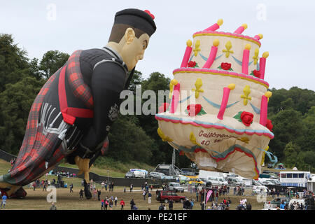 Ashton Court, Bristol, Regno Unito. 11 Agosto, 2018. Questa mattina ha visto 108 palloncini decollare da Ashton Court in un lancio di massa come parte del quarantesimo annuale di Bristol International Balloon Fiesta. Tenuto per quattro giorni la fiesta normalmente vedere messa lancia su la mattina e la sera della finale di tre giorni, tuttavia a causa delle condizioni meteo e venti forti e questo è stato il primo lancio di massa del 2018 Fiesta. Con l'evento 2018 celebra 40 anni di International Fiesta un numero maggiore di forma speciale di palloncini erano presenti rispetto al normale. Credito: Paolo mazzetto/Alamy Live News Foto Stock