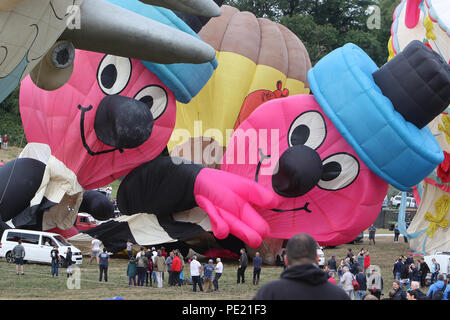 Ashton Court, Bristol, Regno Unito. 11 Agosto, 2018. Questa mattina ha visto 108 palloncini decollare da Ashton Court in un lancio di massa come parte del quarantesimo annuale di Bristol International Balloon Fiesta. Tenuto per quattro giorni la fiesta normalmente vedere messa lancia su la mattina e la sera della finale di tre giorni, tuttavia a causa delle condizioni meteo e venti forti e questo è stato il primo lancio di massa del 2018 Fiesta. Con l'evento 2018 celebra 40 anni di International Fiesta un numero maggiore di forma speciale di palloncini erano presenti rispetto al normale. Credito: Paolo mazzetto/Alamy Live News Foto Stock