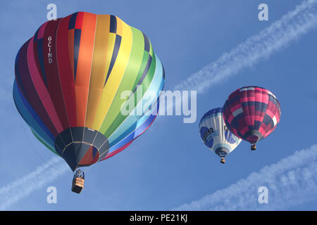 Ashton Court, Bristol, Regno Unito. 11 Agosto, 2018. Questa mattina ha visto 108 palloncini decollare da Ashton Court in un lancio di massa come parte del quarantesimo annuale di Bristol International Balloon Fiesta. Tenuto per quattro giorni la fiesta normalmente vedere messa lancia su la mattina e la sera della finale di tre giorni, tuttavia a causa delle condizioni meteo e venti forti e questo è stato il primo lancio di massa del 2018 Fiesta. Con l'evento 2018 celebra 40 anni di International Fiesta un numero maggiore di forma speciale di palloncini erano presenti rispetto al normale. Credito: Paolo mazzetto/Alamy Live News Foto Stock