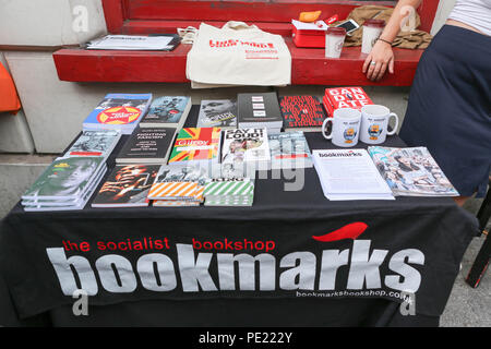 Londra, UK, 11 agosto 2018. 11 Ago, 2018. Socialisti e ala sinistra oratori tenere un rally al di fuori dei segnalibri bookshop seguenti lo scorso fine settimana il tentativo da parte di un'ala destra gruppo di intimidire il personale e distruggere le proprietà. Penelope Barritt/Alamy Live News Foto Stock