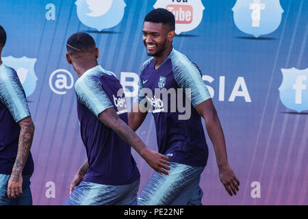 Marlon Santos da Brasil parlando con Nelson Semedo dal Portogallo durante il FC Barcelona sessione di formazione prima che la Supercopa spagnola partita contro Sevilla FC in Tanger. A Ciutat Esportiva Joan Gamper, Barcellona il 11 del mese di agosto del 2018. 11 Ago, 2018. Credit: AFP7/ZUMA filo/Alamy Live News Foto Stock