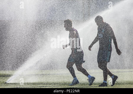 Leo Messi da Argentina e Luis Suarez dall Uruguay durante il FC Barcelona sessione di formazione prima che la Supercopa spagnola partita contro Sevilla FC in Tanger. A Ciutat Esportiva Joan Gamper, Barcellona il 11 del mese di agosto del 2018. 11 Ago, 2018. Credit: AFP7/ZUMA filo/Alamy Live News Foto Stock