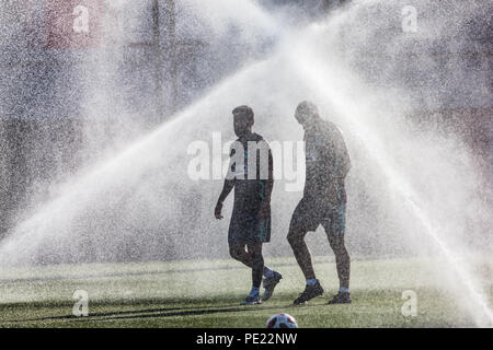 Leo Messi da Argentina e Luis Suarez dall Uruguay durante il FC Barcelona sessione di formazione prima che la Supercopa spagnola partita contro Sevilla FC in Tanger. A Ciutat Esportiva Joan Gamper, Barcellona il 11 del mese di agosto del 2018. 11 Ago, 2018. Credit: AFP7/ZUMA filo/Alamy Live News Foto Stock