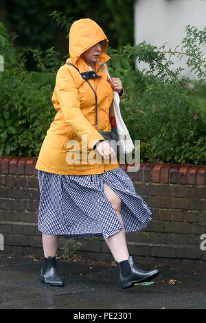 Londra. Regno Unito 11 ago 2018 - Una donna che indossa un impermeabile come probabilità di precipitazioni a Londra. Secondo il Met Office più pioggia è previsto per domenica, 12 agosto. Credito: Dinendra Haria/Alamy Live News Foto Stock