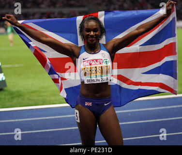 Berlino, Germania, 11 ago 2018. Dina Asher-Smith (oro) festeggia con la bandiera britannica dopo la donna 200m il giorno 5 del Campionato Europeo di Atletica a Berlino, Germania Credit: Ben Booth/Alamy Live News Foto Stock