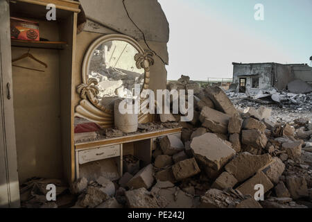 Idlib, Siria. 10 Ago, 2018. I detriti da un colpo edificio è visibile sul terreno.9 Anti militanti del governo sono morti e più di 45 feriti come un risultato di pesante bombardamento della città di Khan Shikhon dal regime siriano di aeroplani militari e gli elicotteri. Credito: Anas Aldyab SOPA/images/ZUMA filo/Alamy Live News Foto Stock