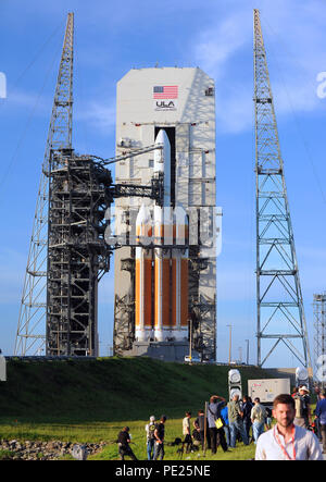 Florida, USA.10 agosto 2018. - Cape Canaveral, in Florida, Stati Uniti - i membri dei media di fotografare un United Launch Alliance Delta IV rocket pesanti che trasportano NASA Parker sonda solare a Space Launch Complex 37 alla Cape Canaveral Air Force Station in Florida il 10 agosto 2018. Il razzo è impostato per lanciare il 12 agosto 2018 a seguito di una 24 ore di ritardo a causa di un last minute problema tecnico. La navicella spaziale si recherà a entro 4 milioni di miglia di superficie del sole per fornire nuovi dati sulla attività solare. (Paul Hennessy/Alamy) Credito: Paul Hennessy/Alamy Live News Foto Stock