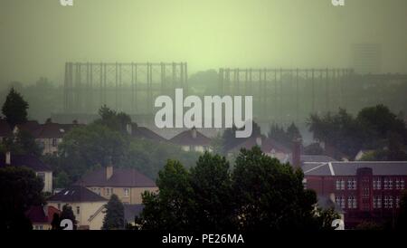 Glasgow, Scotland, Regno Unito 12 agosto. Regno Unito Meteo: Wet nebbioso giorno noto come dreich per la gloriosa xii con visibilità a meno di un miglio oltre i gasometri kelvindale, il sobborgo di knightswood e il west end della città della città scompare in umido con pioggia tutto il giorno avanti per i Campionati Europei nella città. Gerard Ferry/Alamy news Foto Stock