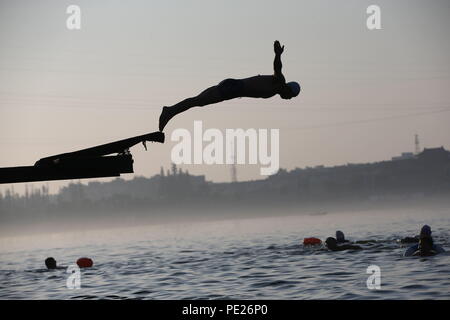 Pechino, Cina. 8 Ago, 2018. Cittadini praticare immersioni sul fiume Hanjiang in Xiangyang, centrale cinese della provincia di Hubei, e il Agosto 8, 2018 Il Fitness nazionale il giorno. Credito: Wang Hu/Xinhua/Alamy Live News Foto Stock