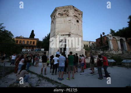 Atene, Grecia. 10 Ago, 2018. Il visitatore si riuniranno presso Torre dei Venti o Aerides (mezzi venti in greco), un 2,000-anno-vecchia stazione meteorologica si trova ai piedi del colle dell'Acropoli, ad Atene, in Grecia, il 10 agosto, 2018. Gli Ateniesi e i visitatori accorsi a Aerides venerdì, come la cultura greca il Ministero ha organizzato una serie di eventi in siti archeologici a livello nazionale sotto il tema "Notte" per contrassegnare il agosto luna nuova. Credito: Marios Lolos/Xinhua/Alamy Live News Foto Stock