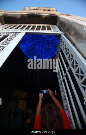 Atene, Grecia. 10 Ago, 2018. Un visitatore prende le foto a Torre dei Venti o Aerides (mezzi venti in greco), un 2,000-anno-vecchia stazione meteorologica si trova ai piedi del colle dell'Acropoli, ad Atene, in Grecia, il 10 agosto, 2018. Gli Ateniesi e i visitatori accorsi a Aerides venerdì, come la cultura greca il Ministero ha organizzato una serie di eventi in siti archeologici a livello nazionale sotto il tema "Notte" per contrassegnare il agosto luna nuova. Credito: Marios Lolos/Xinhua/Alamy Live News Foto Stock