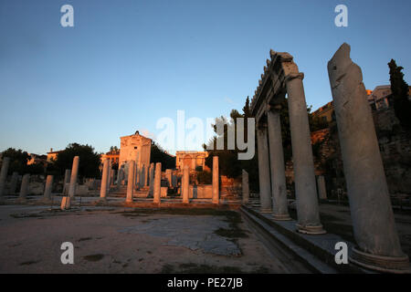 Atene. 10 Ago, 2018. Foto realizzata il 10 agosto, 2018 mostra la Torre dei Venti o Aerides (mezzi venti in greco), un 2,000-anno-vecchia stazione meteorologica si trova ai piedi del colle dell'Acropoli, a Atene, Grecia. Gli Ateniesi e i visitatori accorsi a Aerides venerdì, come la cultura greca il Ministero ha organizzato una serie di eventi in siti archeologici a livello nazionale sotto il tema "Notte" per contrassegnare il agosto luna nuova. Credito: Marios Lolos/Xinhua/Alamy Live News Foto Stock