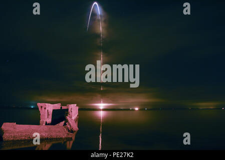 Cape Canaveral, in Florida, Stati Uniti d'America. 12 Ago, 2018. Un Delta IV rocket, portante il parker sonda solare, solleva da complessi di lancio 37 come visto durante un tempo di esposizione presso il Kennedy Space Center, domenica 12 agosto, 2018 a Cape Canaveral, in Florida, la sonda sarà in grado di volare più vicino al Sole rispetto a qualsiasi altro veicolo spaziale e fornirà le informazioni senza precedenti sulle sole © 2018 Scott A. Miller Credit: Scott A. Miller/ZUMA filo/Alamy Live News Foto Stock